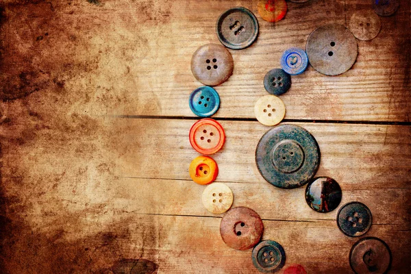 Set de botones vintage en mesa de madera vieja con textura grunge —  Fotos de Stock