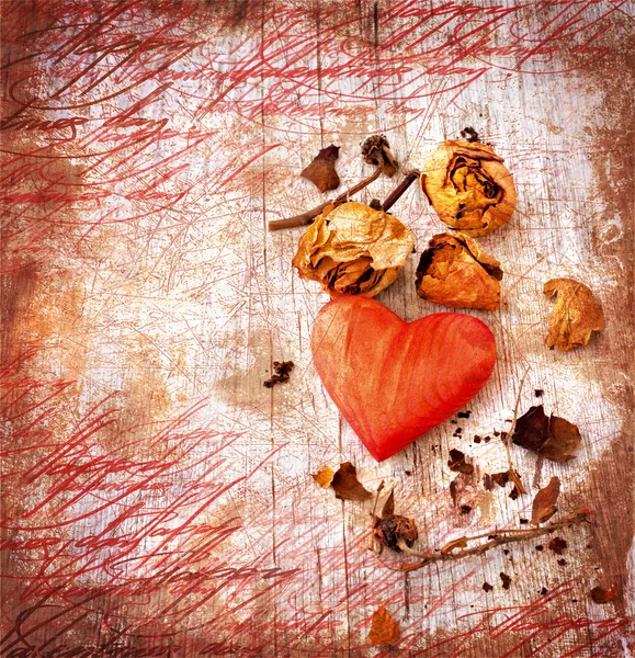 Corazón como símbolo de amor, tarjeta vintage con corazón rojo y rosas secas sobre fondo viejo grunge —  Fotos de Stock