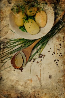 patates, yeşil soğan ve defne yaprakları