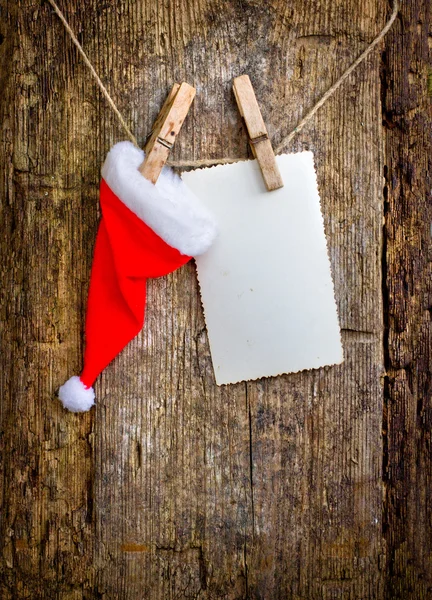 Weihnachtsdekoration mit Papier und Weihnachtsmütze — Stockfoto