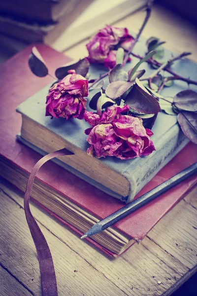 Rosas secas e livros — Fotografia de Stock