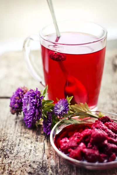 Bebida caliente de frambuesa, mermelada y flores —  Fotos de Stock