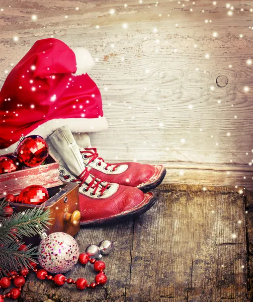 Noel süslemeleri, santa şapka ve kırmızı ayakkabılar
