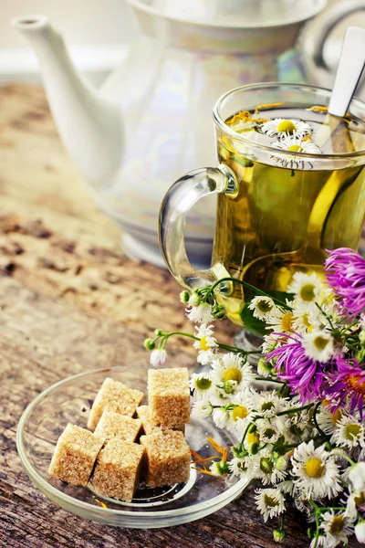 Tisane fraîche et saine dans une tasse en verre — Photo