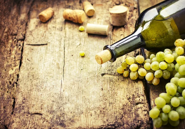 Botella de vino blanco, uva y corcho — Foto de Stock