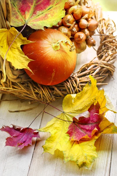 Calabaza y hojas de otoño — Foto de Stock