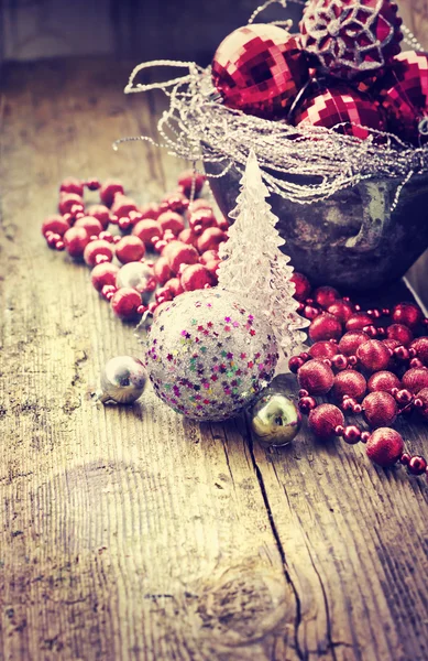 Roze kerstballen in oude pot — Stockfoto