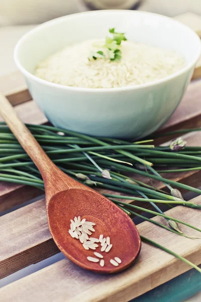 Cuenco de arroz con especias y hierbas frescas — Foto de Stock