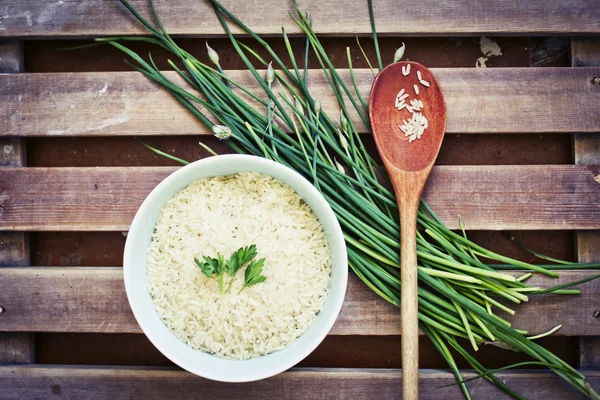Cuenco de arroz con especias y hierbas frescas — Foto de Stock