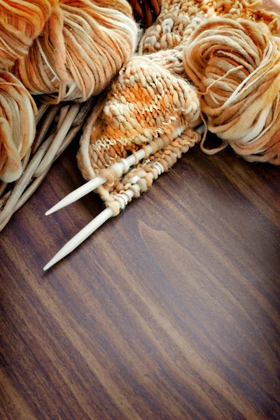 Aiguilles et fils à tricoter — Photo