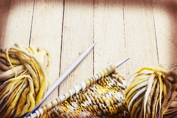 Agulhas e fios para tricotar — Fotografia de Stock