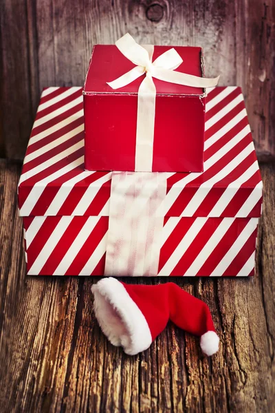 Rote Geschenkboxen und Weihnachtsmütze — Stockfoto