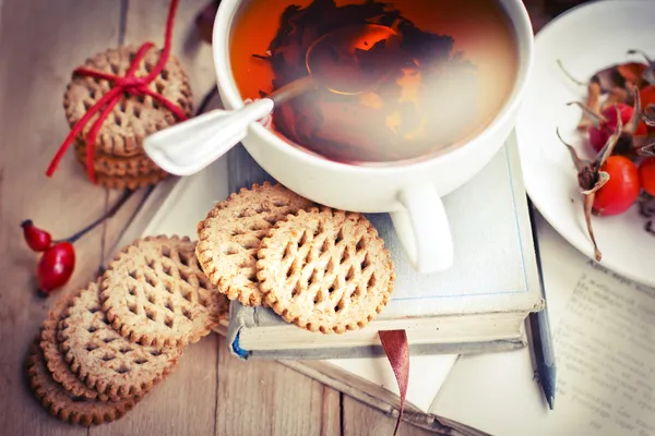 Galletas, libros y té Imagen de stock