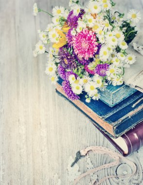 kitap, çiçekler ve anahtar