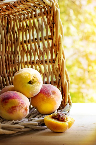 Peaches in basket — Stock Photo, Image