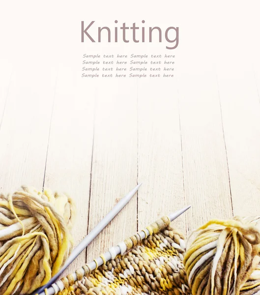 Aiguilles et fils à tricoter — Photo
