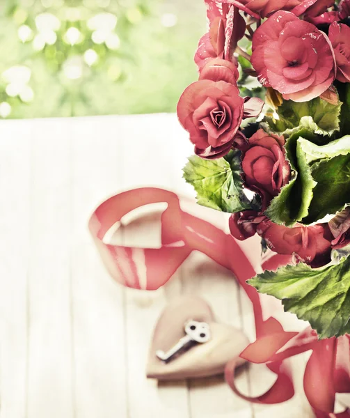 Red roses and key — Stock Photo, Image