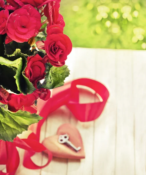 Czerwone róże i klucz — Zdjęcie stockowe