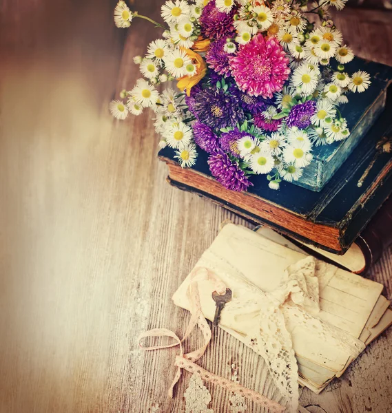 Books, flowers and key — Stock Photo, Image