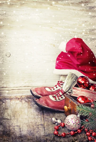 Μπότες και το καπέλο του Αϊ Βασίλη με Χριστουγεννιάτικα διακοσμητικά παιχνίδια — Φωτογραφία Αρχείου