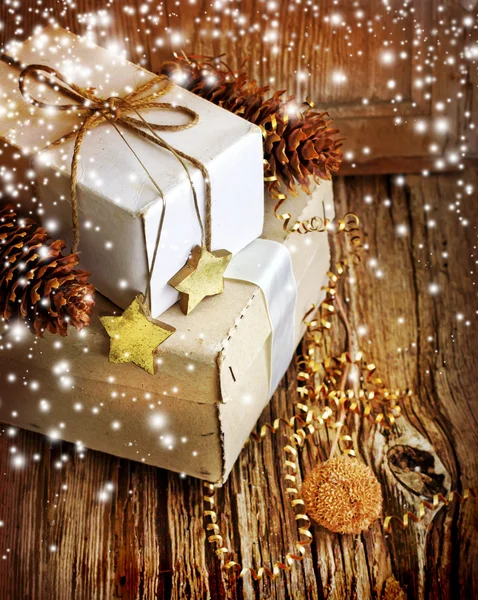 Geschenkboxen und Weihnachtsdekoration — Stockfoto