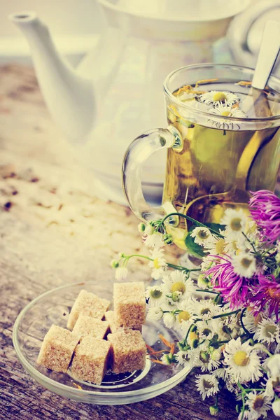 Chá de ervas e flores de verão — Fotografia de Stock