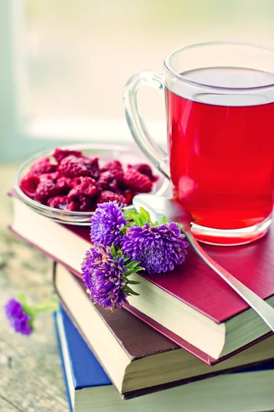 Raspberry warme drank, bloemen en boeken — Stockfoto