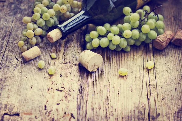 Bir şişe beyaz şarap, üzüm ve mantarlar — Stok fotoğraf