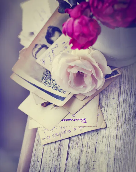 Roses with old letters and postcards — Stock Photo, Image