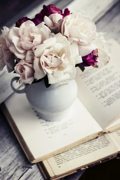 Roses sur les vieux livres — Photo