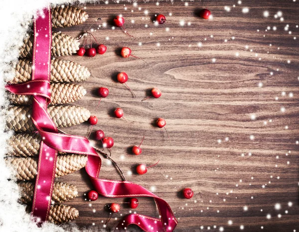 Pinecone e nastro rosso di Natale — Foto Stock