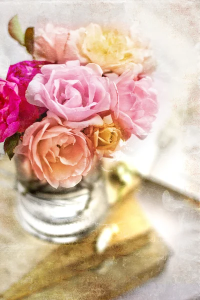 Färgglada rosor med böcker — Stockfoto