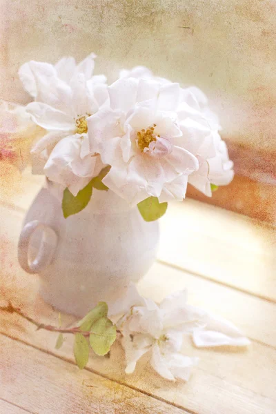 Weiße Rosen in der Vase — Stockfoto