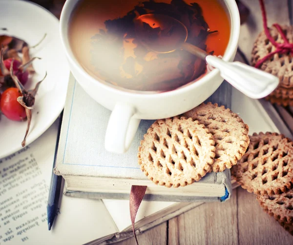 Livros, biscoitos e chá — Fotografia de Stock