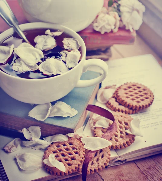 Thee met cookies op boeken — Stockfoto