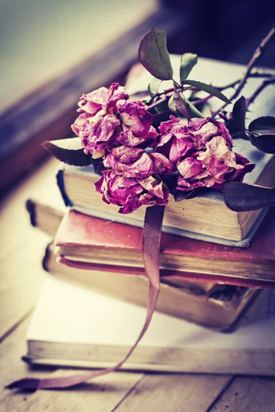 Libros de época y rosas — Foto de Stock