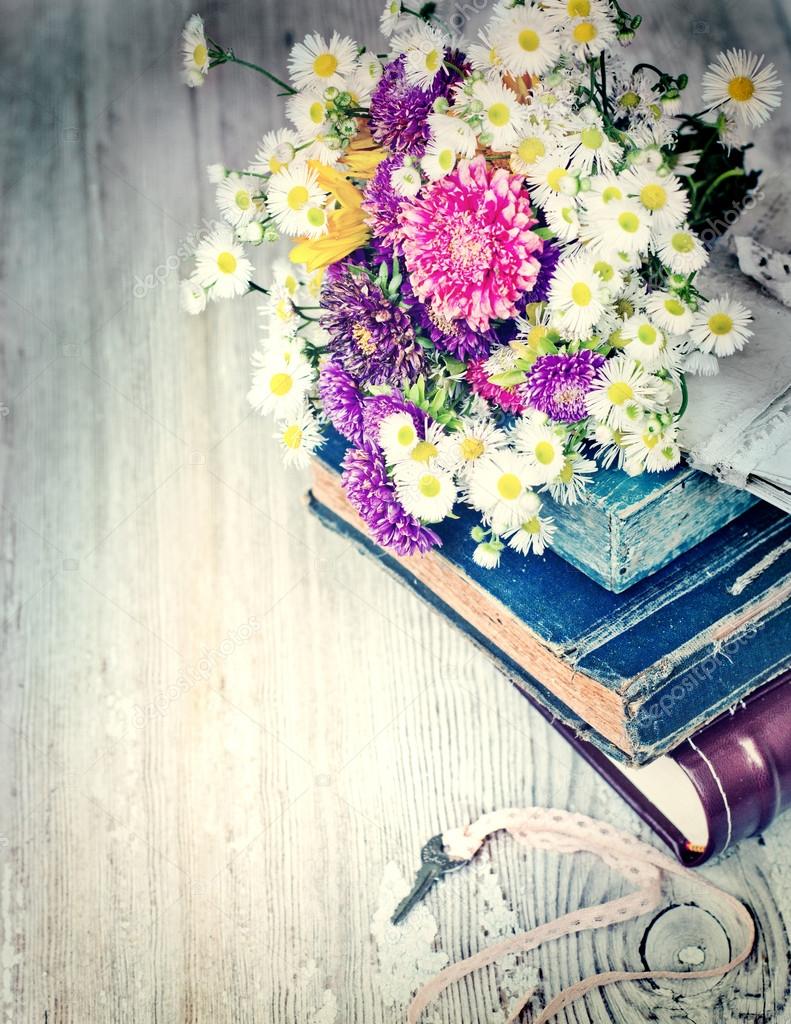 Books, flowers and key — Stock Photo © avgustin 35731347