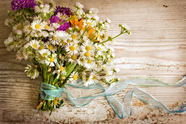 Bloemen met lint — Stockfoto