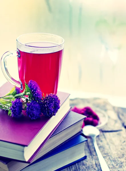 Varmt te, blommor och böcker — Stockfoto