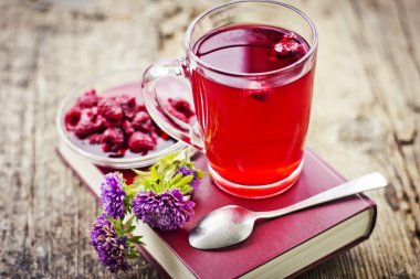 kitap, çay, reçel ve çiçekler