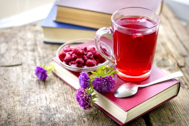 kitap, çay, reçel ve çiçekler