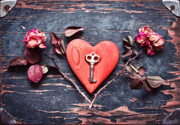 Sleutel met hart en droge rozen — Stockfoto