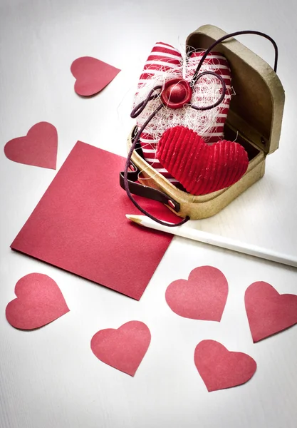Valentýnské srdce, papír a tužka — Stock fotografie