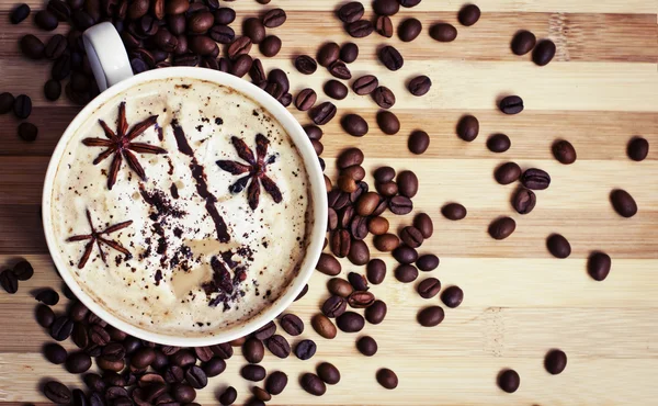 Xícara de café aromático e beanes de café — Fotografia de Stock