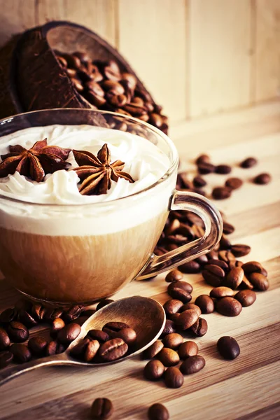 Cocos tigelas com grãos de café e café moído — Fotografia de Stock