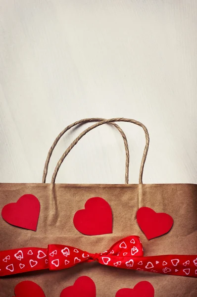 Valentinssack mit roter Schleife und Herzen — Stockfoto