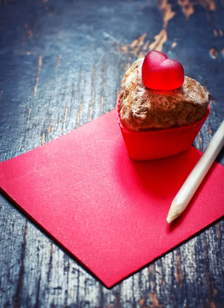 Valentine's cupcake och notera — Stockfoto