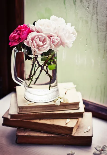 Roses on old books — Stock Photo, Image