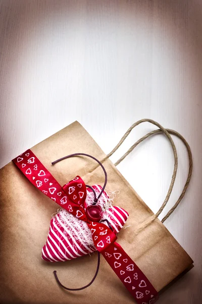 Valentine's gift bag with red ribbon and hearts — Stock Photo, Image