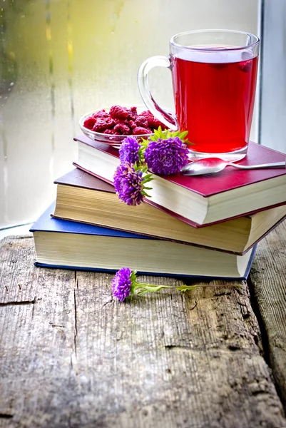 Bücher, Tee, Marmelade und Blumen — Stockfoto